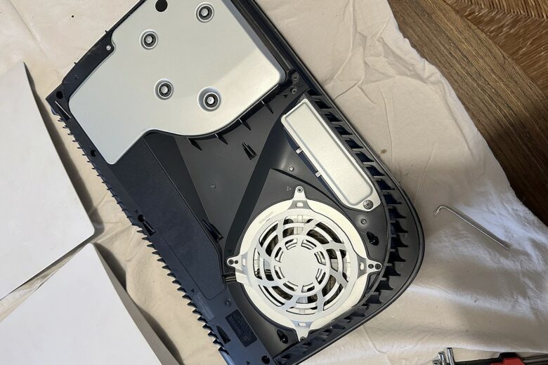 Ouverture de la PS5 pour accéder à l’emplacement M.2, première étape avant d’installer le Lexar Play 2280 SSD 4 To.