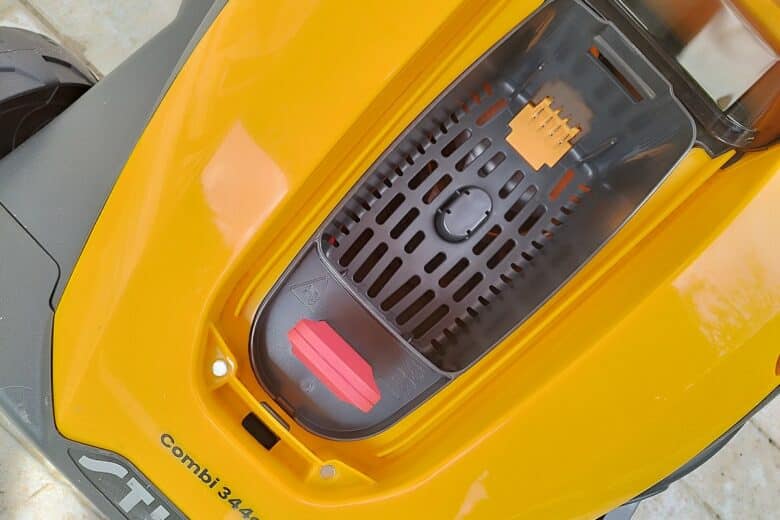 Compartiment batterie : sécurisé, pratique, facile à manipuler même pour les débutants en tondeuses à batterie.