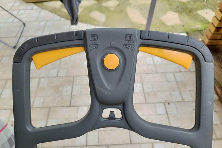 Poignée de commande ergonomique : bonne prise en main, avec gâchettes souples et bouton d’activation bien placé.