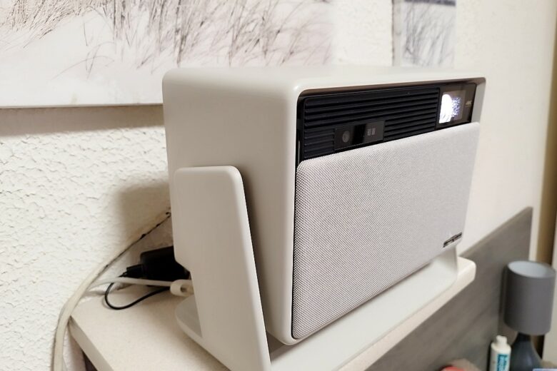 Le vidéoprojecteur XGIMI Horizon S Pro installé sur son support, prêt à transformer le salon.