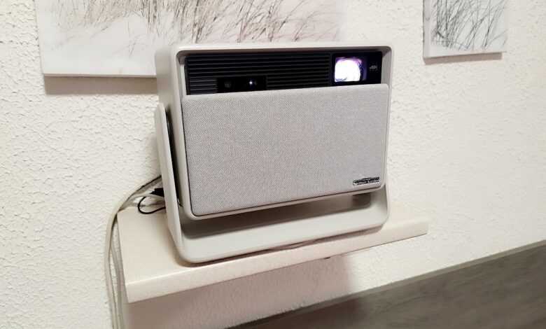 Sobre, élégant et compact, le XGIMI Horizon S Pro s’intègre parfaitement dans une pièce à vivre.