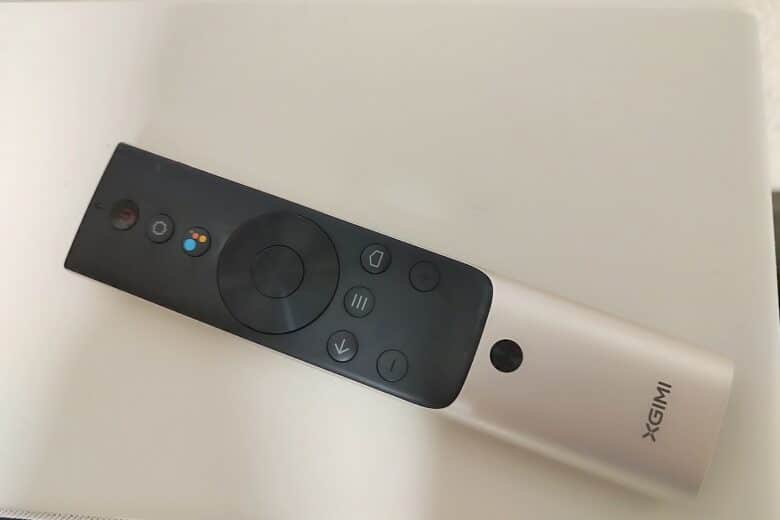 La télécommande du XGIMI Horizon S Pro : simple, ergonomique et compatible avec Google Assistant.