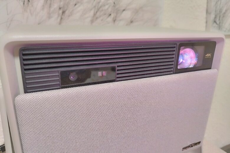 Gros plan sur l’objectif du XGIMI Horizon S Pro, avec son affichage 4K Ultra HD actif.