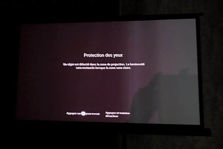 Fonction “protection des yeux” activée : le XGIMI Horizon S Pro détecte les obstacles humains.