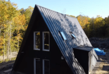 Les maisons à ossature en A sont disponibles en kits pour construire sa maison avec la main-d'œuvre locale.