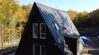 Les maisons à ossature en A sont disponibles en kits pour construire sa maison avec la main-d'œuvre locale.