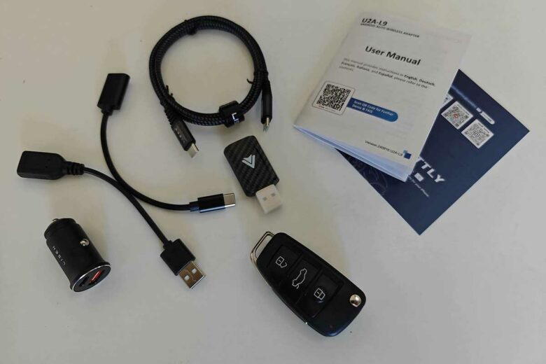 Le contenu de la boite et de l'adaptateur prise cigare (pour recharger mon téléphone au cas où.)