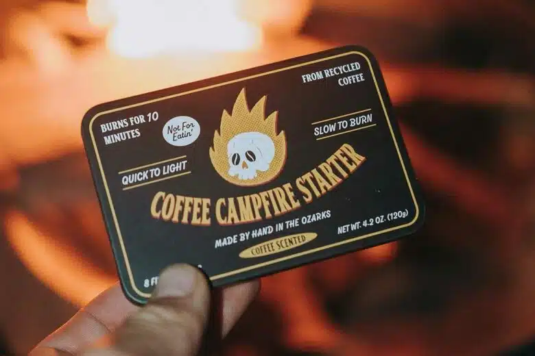 Une boite d'allume feu écologiques.
