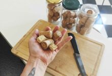 De simples bouchons de liège peuvent pour aider à vous débarrasser des moucherons dans votre corbeille à fruits.