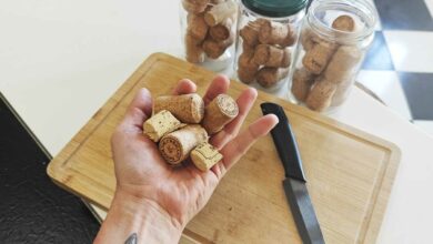 De simples bouchons de liège peuvent pour aider à vous débarrasser des moucherons dans votre corbeille à fruits.