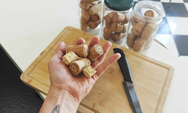 De simples bouchons de liège peuvent pour aider à vous débarrasser des moucherons dans votre corbeille à fruits.