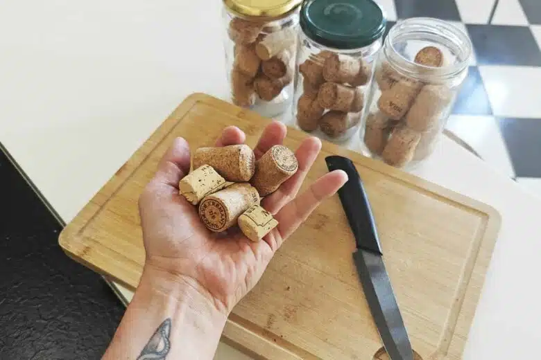 De simples bouchons de liège peuvent pour aider à vous débarrasser des moucherons dans votre corbeille à fruits.