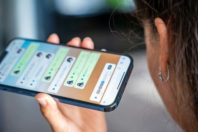 Une femme fait des chats vocaux sur WhatsApp.