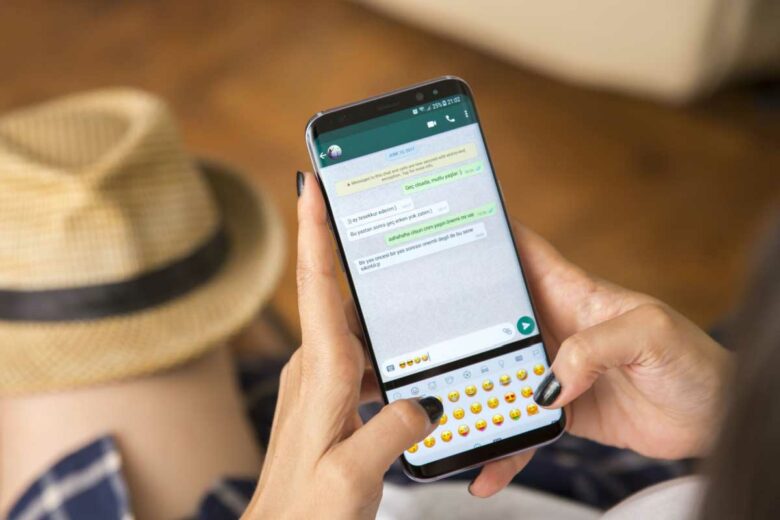 Une utilisatrice de Whatsapp.