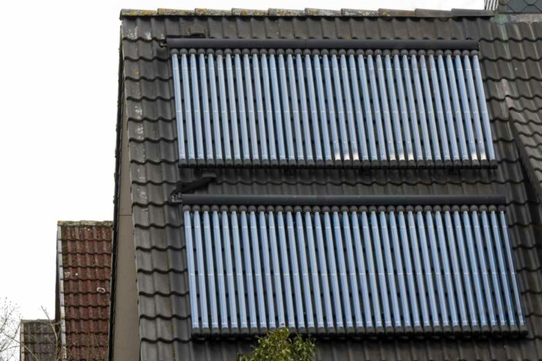 Des capteurs thermiques sur un toit.