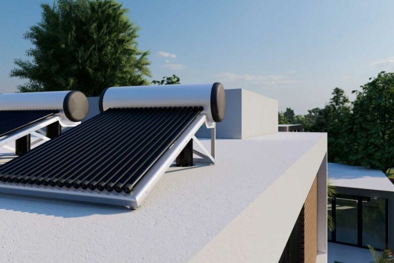 Chauffe-eau solaire sur un toit plat.