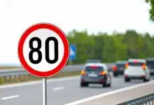 Une limitation de vitesse sur une route.