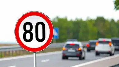 Une limitation de vitesse sur une route.