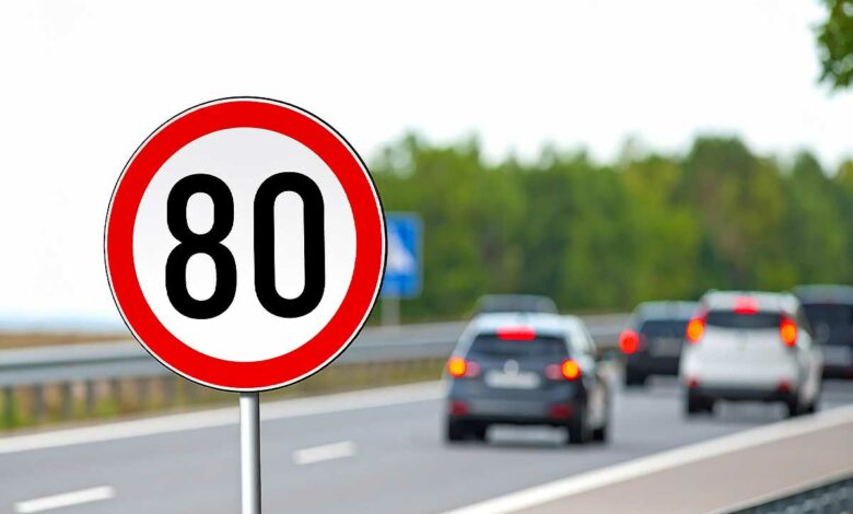 Une limitation de vitesse sur une route.