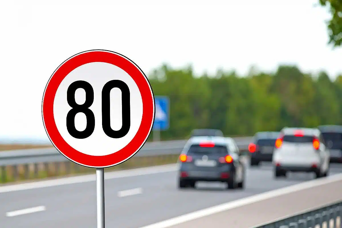 Une limitation de vitesse sur une route.