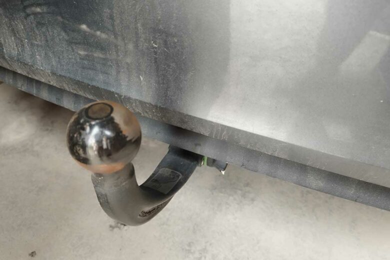 Une boule d'attelage fixée à l'arrière d'un véhicule.