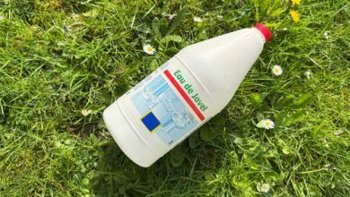 Un bidon d'eau de javel sur l'herbe.