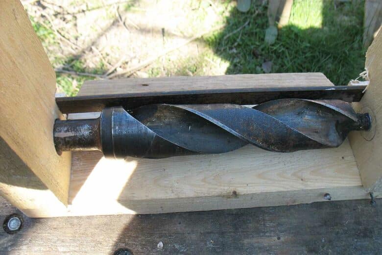 Un foret de gros calibre dans un cadre en bois.