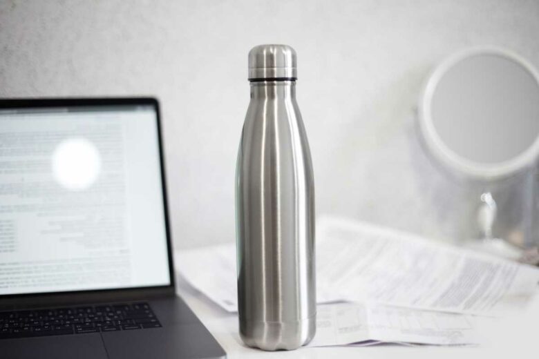 Une gourde en inox.