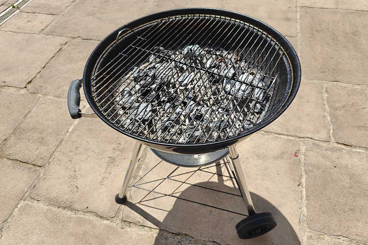 Un barbecue sur la terrasse.