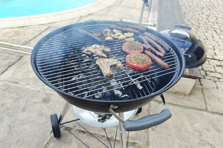 Cuisson d'aliments au barbecue.