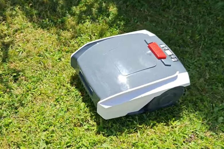 Un robot tondeuse en action dans le jardin.