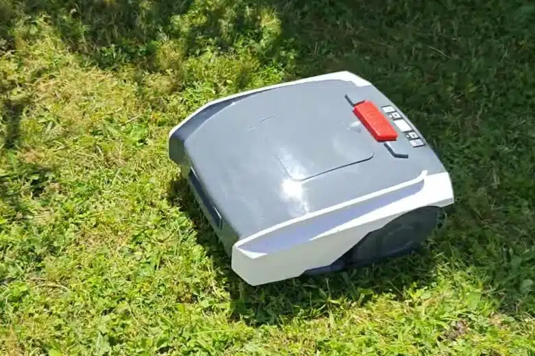 Un robot tondeuse en action dans le jardin.