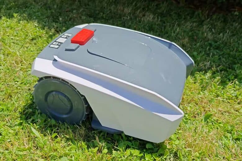 Un robot tondeuse en action dans le jardin.