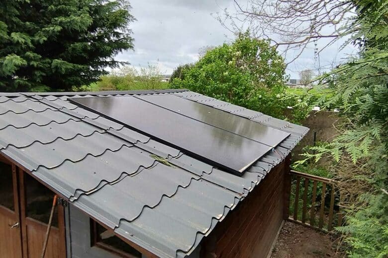 Des panneaux solaires sur un abri de jardin.