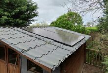 Des panneaux solaires sur un abri de jardin.