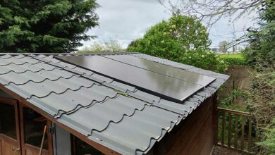Des panneaux solaires sur un abri de jardin.