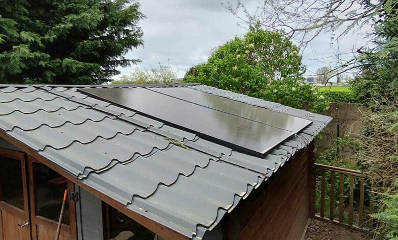 Des panneaux solaires sur un abri de jardin.