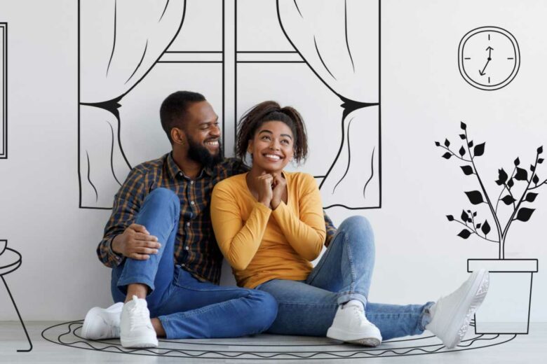 Un couple imagine son intérieur.
