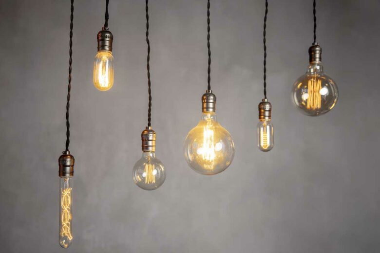 Des lampes suspendues.