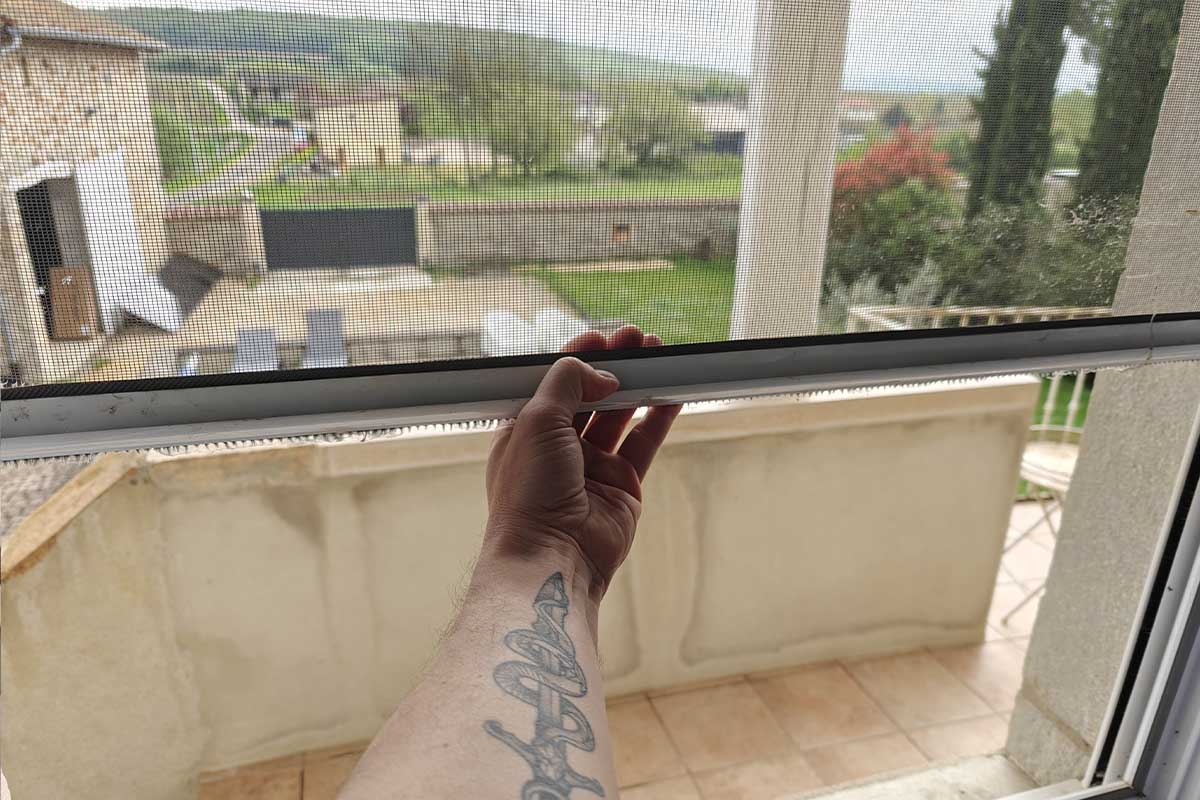 Quelle est la moustiquaire idéale à installer avant que les moustiques débarquent chez vous ?