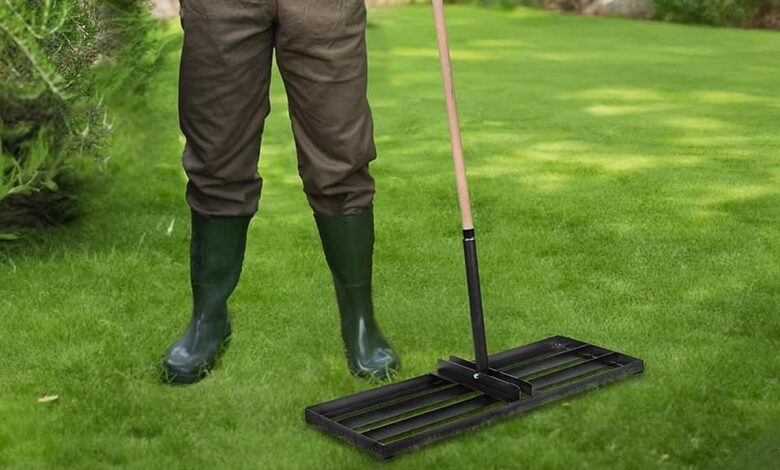 Un outil de jardin pour niveler le sol.