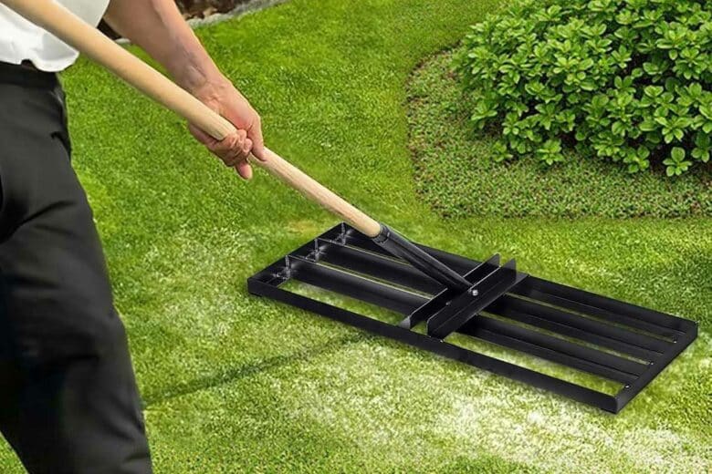 Un outil de jardin pour niveler le sol.