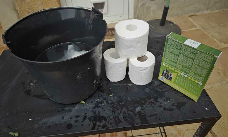 Un sceau, du papier toilette et des graines de gazon.