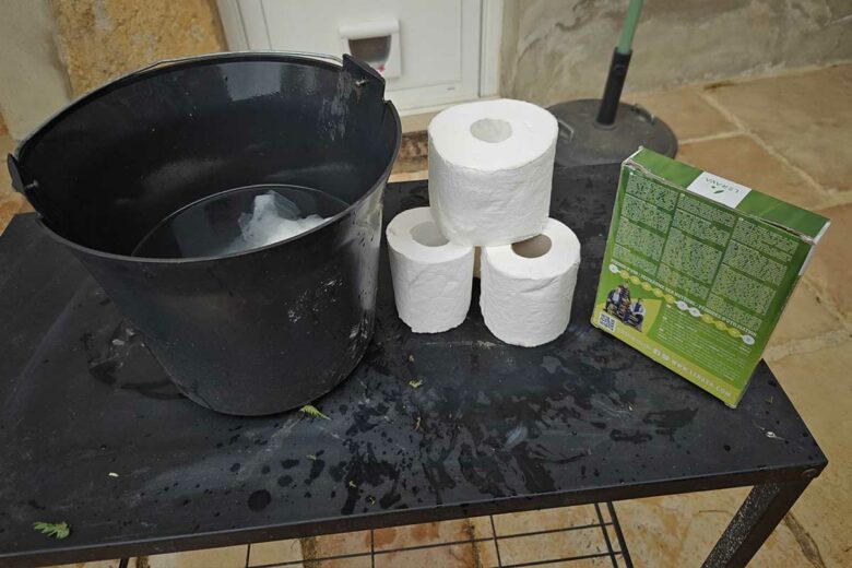 Un sceau, du papier toilette et des graines de gazon.