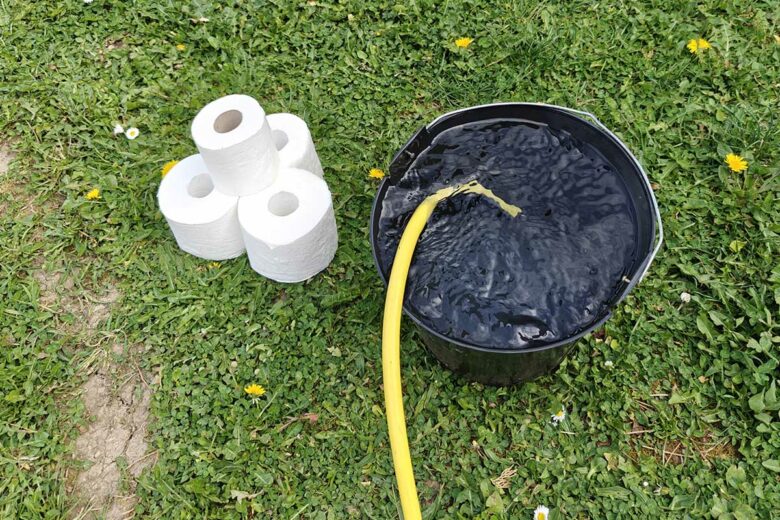 Quelques rouleaux de papier toilette, un seau d'eau et des graines de gazon.