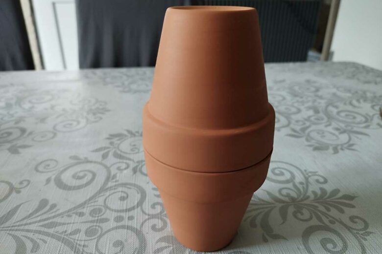 Un oya maison composé de deux petits pots en terre.
