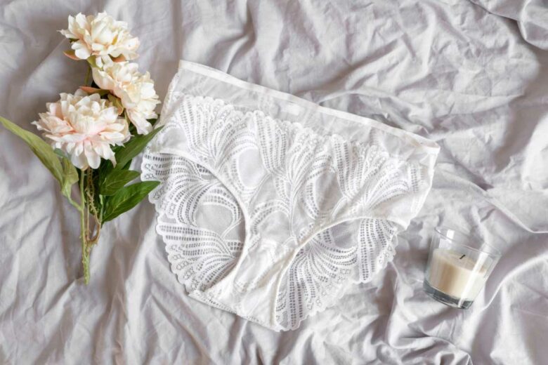 Une culotte sur un lit.