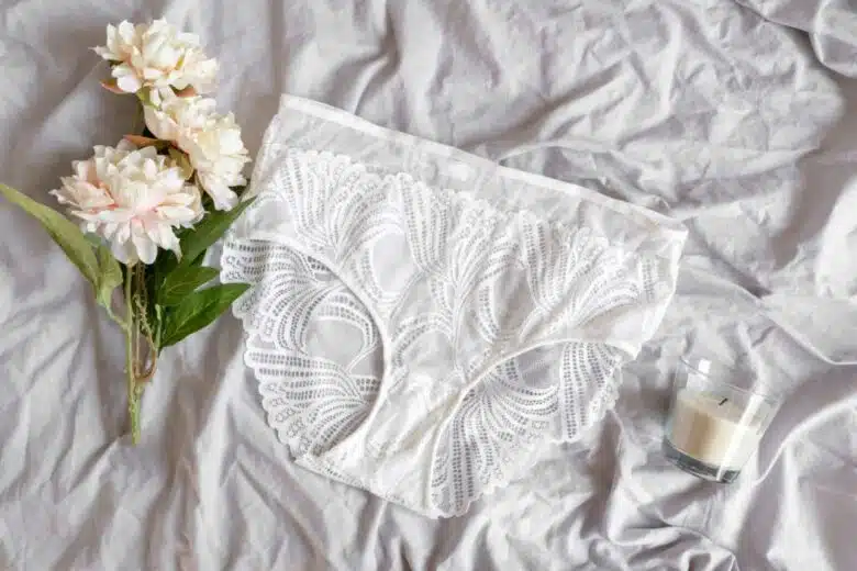 Une culotte sur un lit.