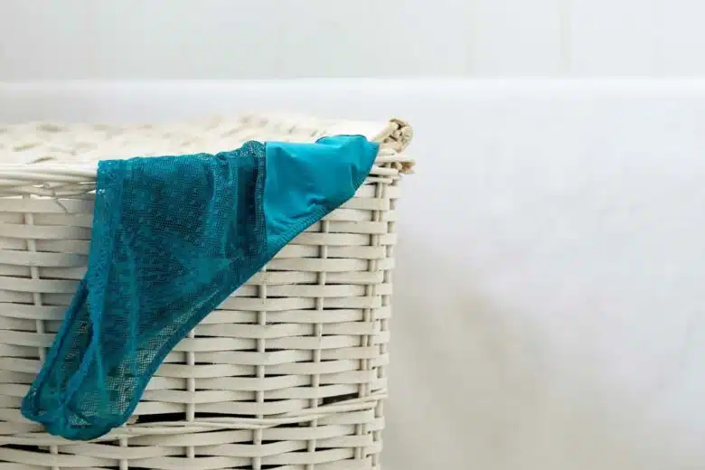 Une petite culotte dans un panier à linge.