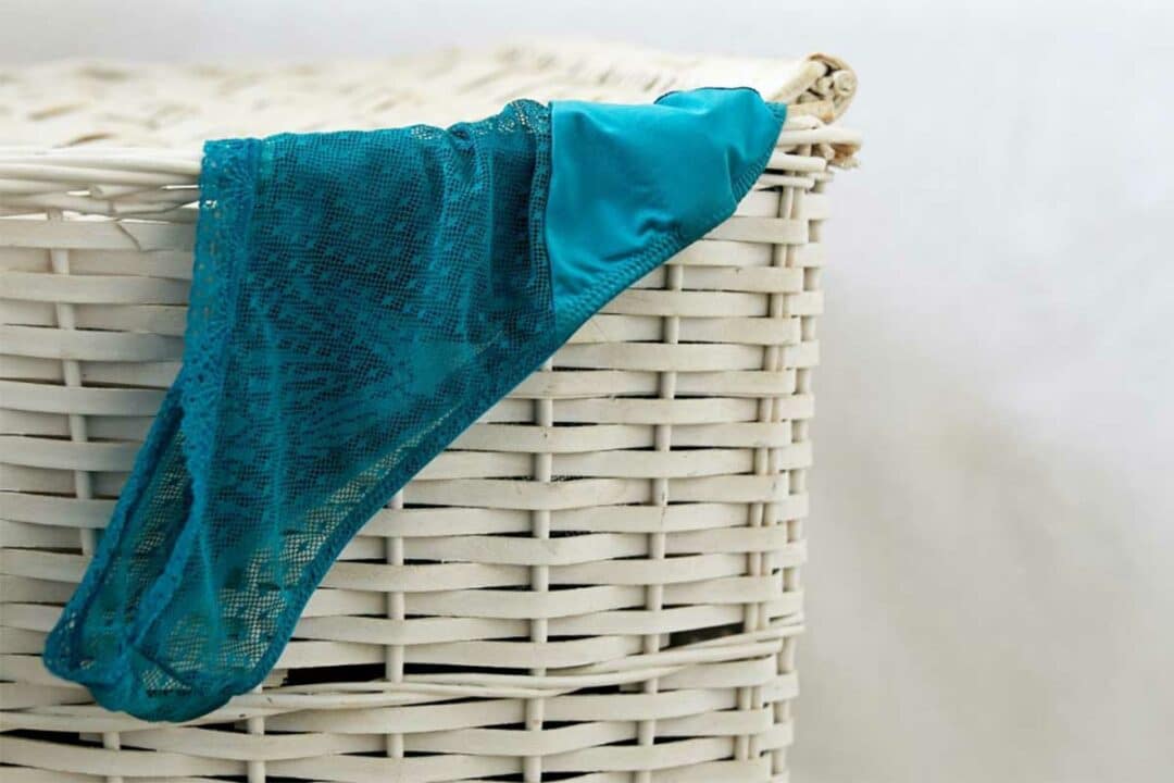 Une petite culotte dans un panier à linge.